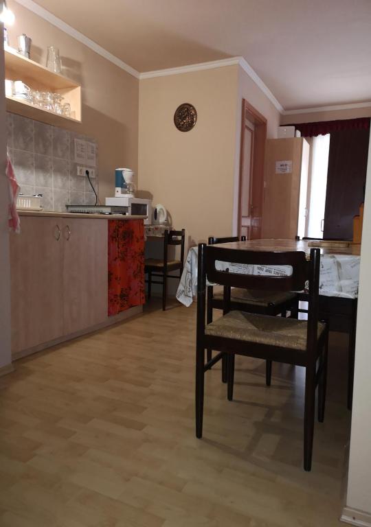 Kuchnia lub aneks kuchenny w obiekcie Vitorlás Apartmanház