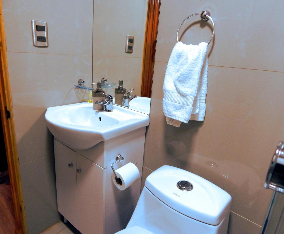Un baño de Hostal Plaza Maule