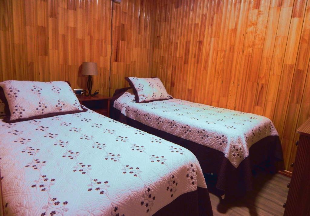 Una cama o camas en una habitación de Hostal Plaza Maule