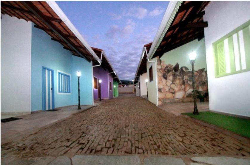 una fila de edificios con una calle adoquinada en Loft Vila do Sossego, en Pirenópolis