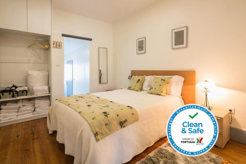 um quarto com uma cama grande e uma placa que diz limpo e seguro em À Francos Love Lair 2 em Porto