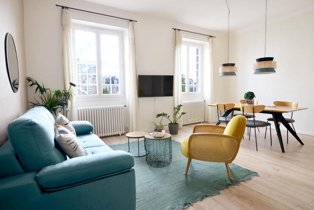 - un salon avec un canapé bleu et une table dans l'établissement PALMA Cozy - minutes aways from everything!, à Biarritz