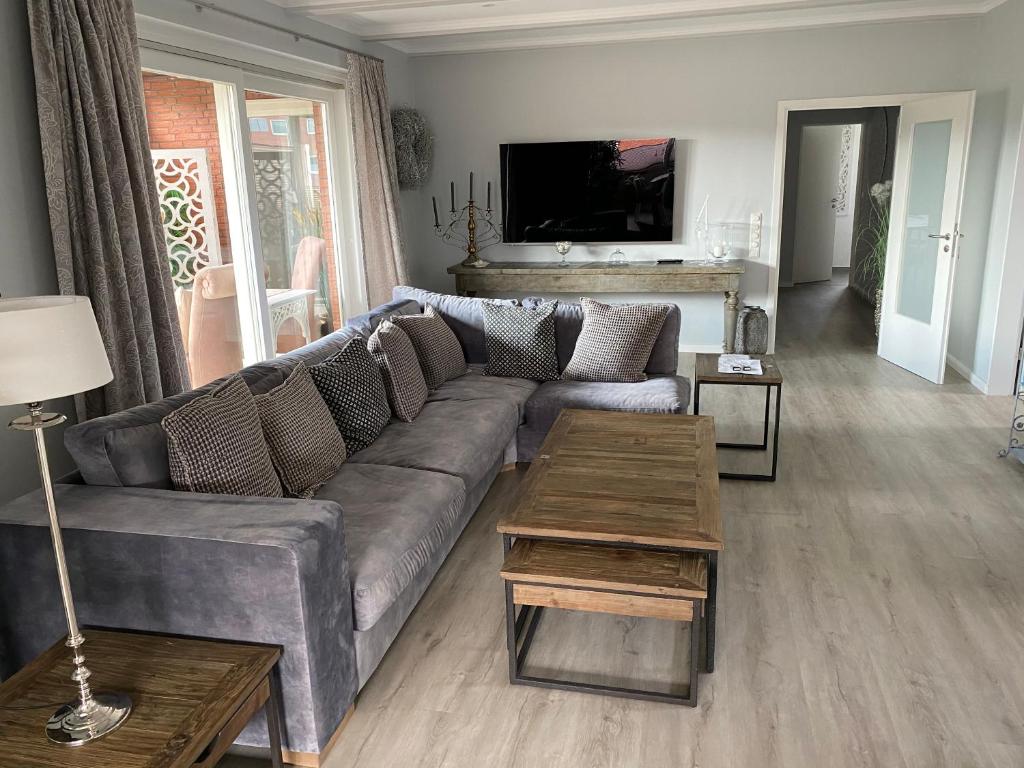 ein Wohnzimmer mit einem Sofa und einem Tisch in der Unterkunft Haus Elfi in Grömitz