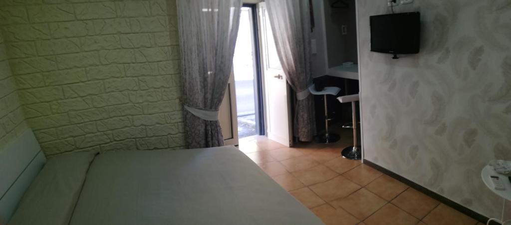 A television and/or entertainment centre at b&b ERCOLANO Scavi