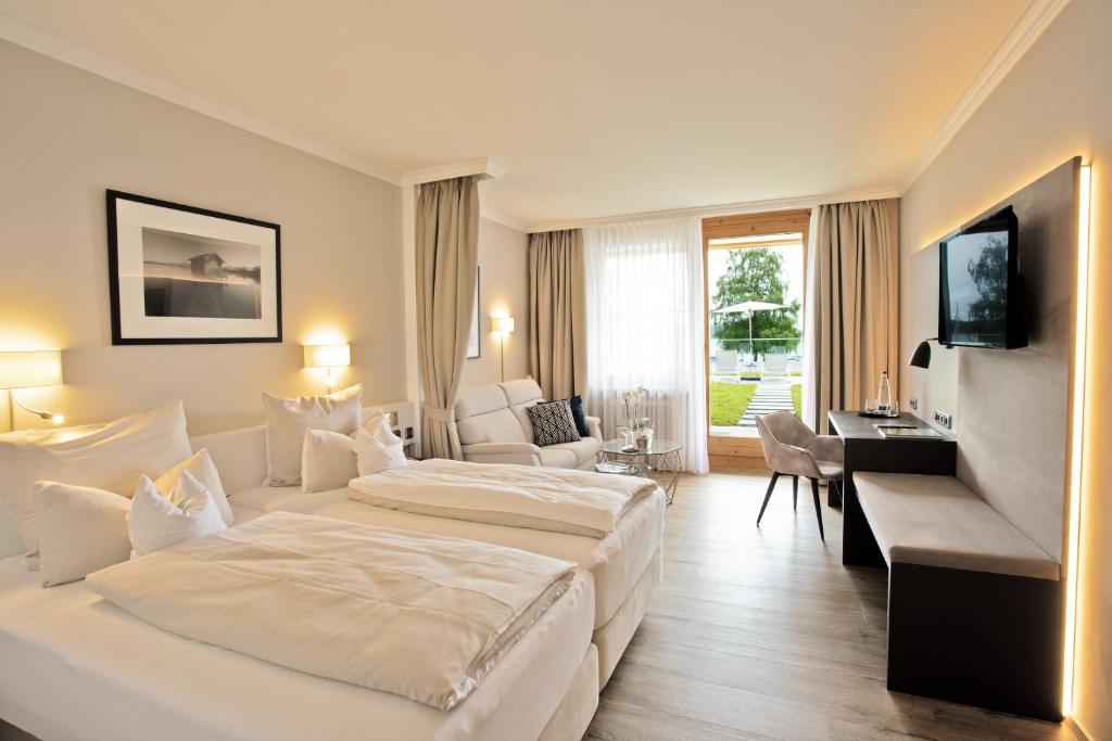 Postel nebo postele na pokoji v ubytování Yachthotel Chiemsee GmbH