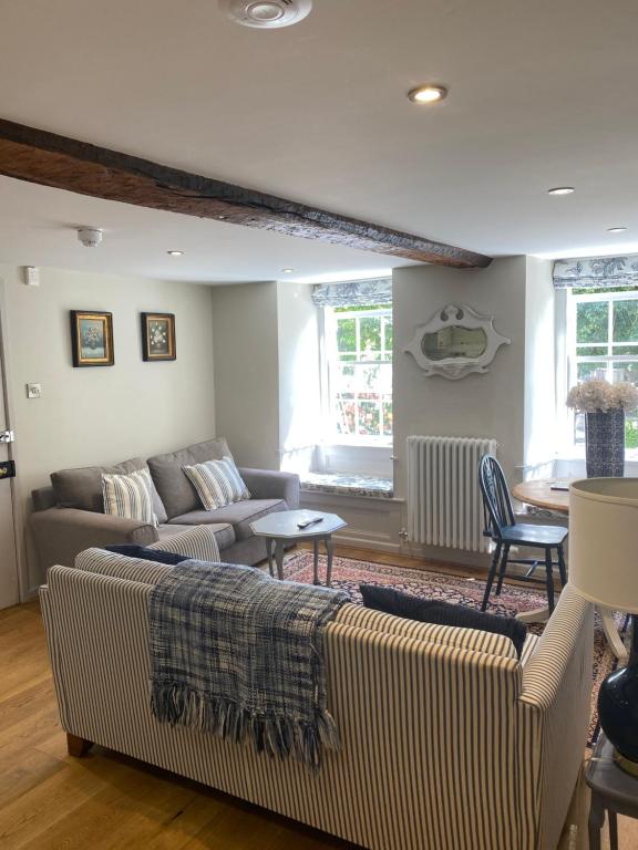 Monmouth House Apartments, Lyme Regis Old Town, dog friendly, parking - 