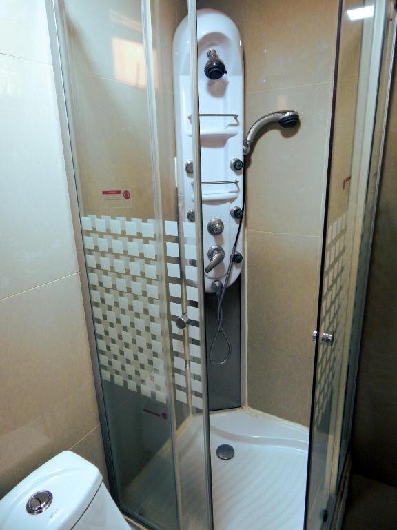 Un baño de Hostal Plaza Maule