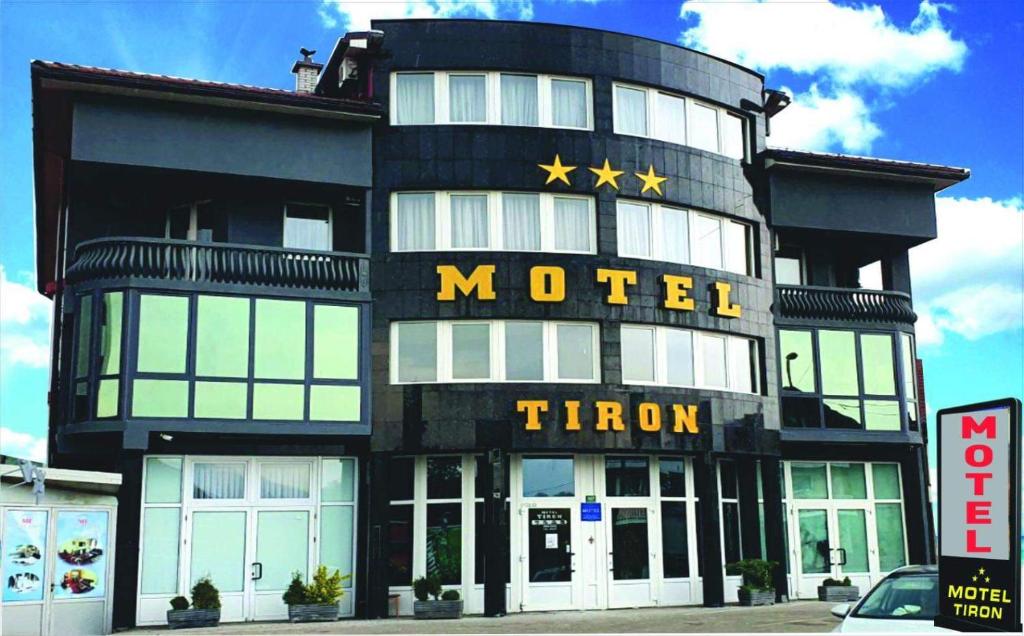 un hotel con un cartel que lee el titán del motel en Motel Tiron, en Kakanj