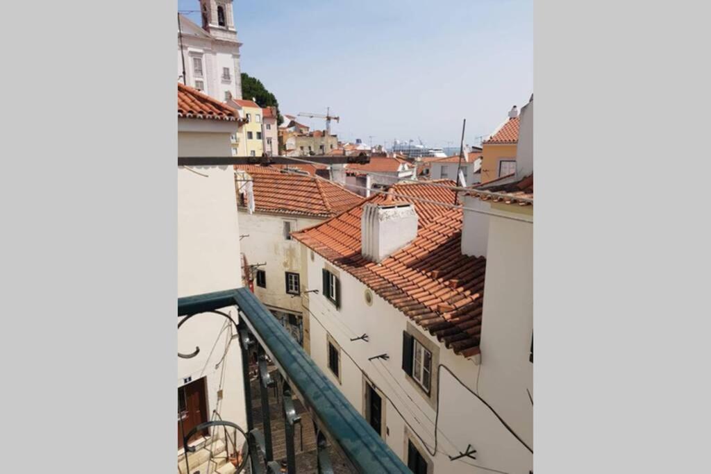 desde el balcón de los edificios en InLoveApartments - Typical Alfama Balcony, en Lisboa