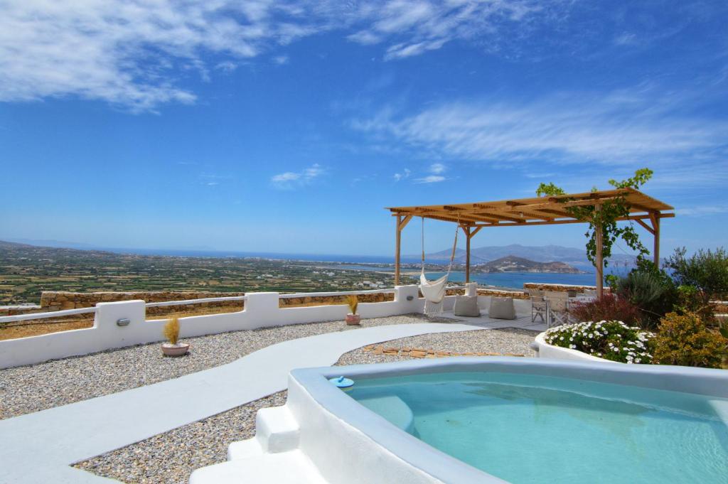 uma banheira de hidromassagem num pátio com um gazebo em Eye of Naxos em Naxos Chora