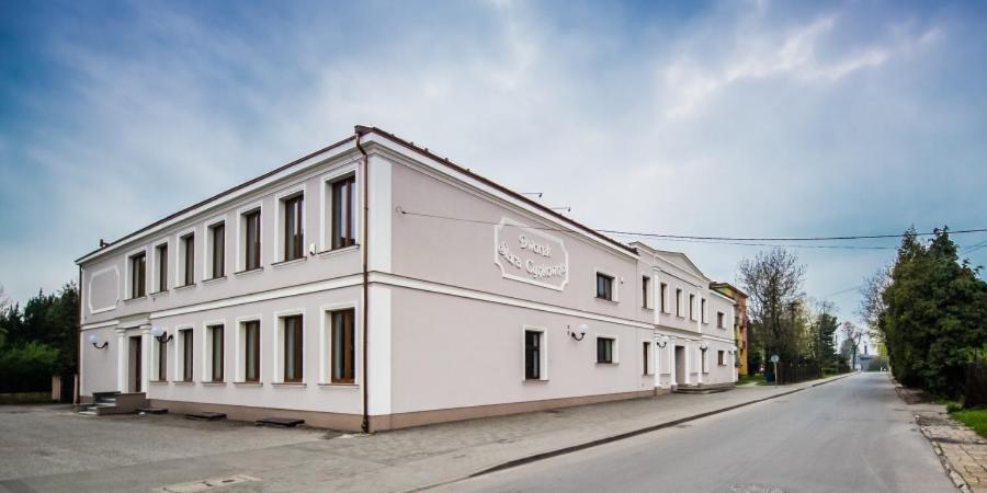 un edificio blanco sentado al lado de una calle en Stara Cynkownia, en Czechowice-Dziedzice