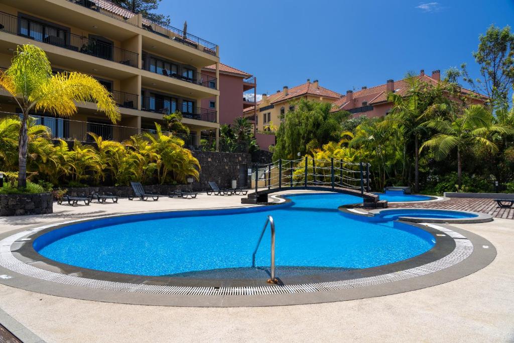 uma piscina em frente a um edifício em Santa Luzia Funchal View no Funchal