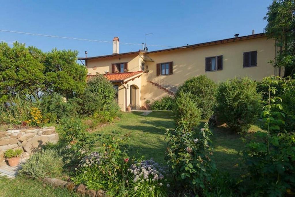 a large house with a garden in front of it at Villa Porcigliano Olive Grove in Polcanto