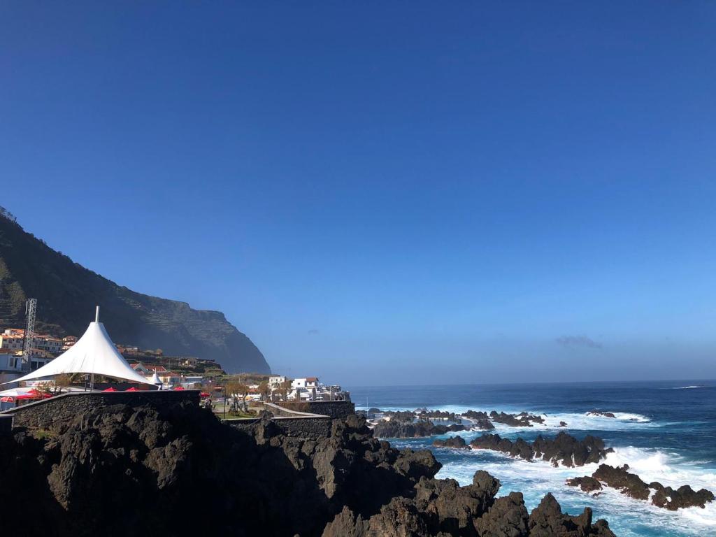 una tenda in cima a una scogliera vicino all'oceano di Pérola Views Inn by Madeira Sun Travel a Porto Moniz