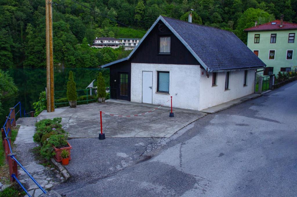 une maison avec un parking en face de celle-ci dans l'établissement Holiday house Tinca, à Most na Soči
