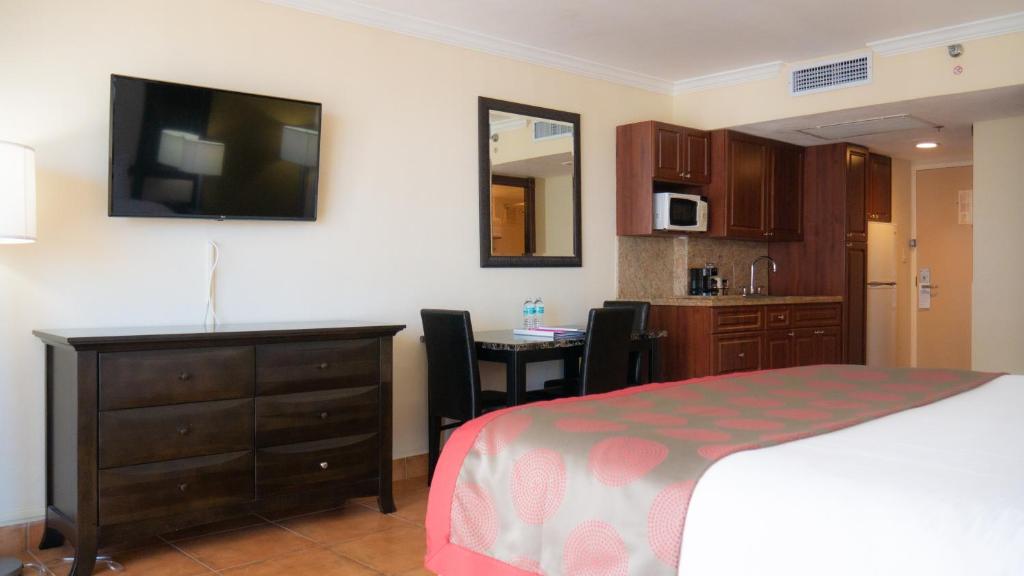 Ramada Plaza by Wyndham Marco Polo Beach Resort - 1张国王床，不吸烟