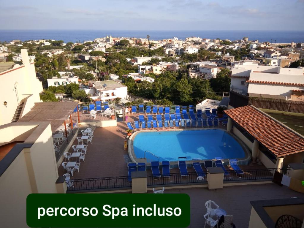 Bazén v ubytování Casthotels Tramonto d'oro Terme nebo v jeho okolí