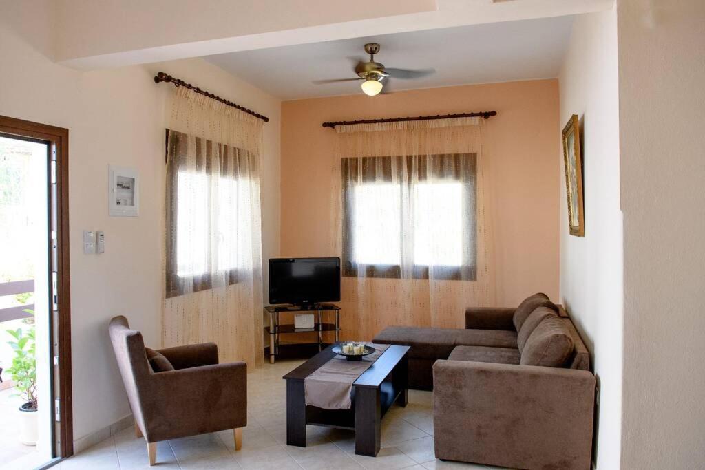 Гостиная зона в Effies House