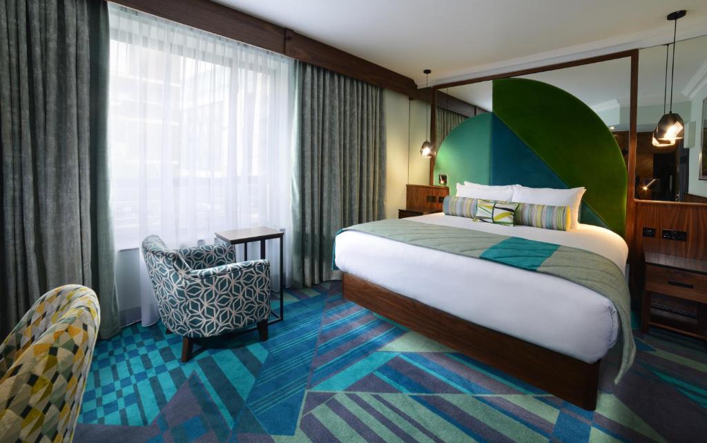 Postel nebo postele na pokoji v ubytování Arthaus Hotel