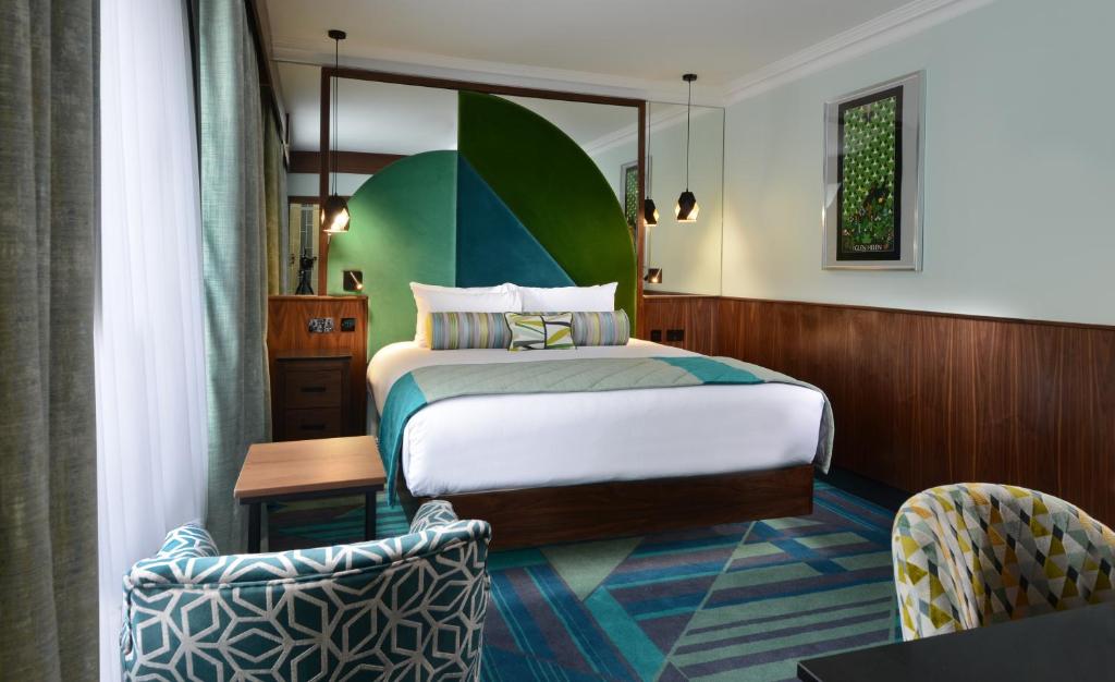 Postel nebo postele na pokoji v ubytování Arthaus Hotel