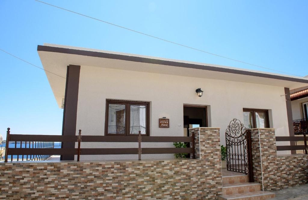una pequeña casa con una puerta y una valla en Effies House en Kalymnos