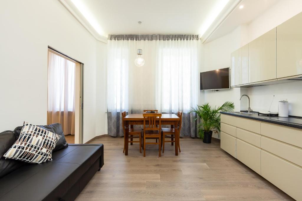 Superb 2BR 2BA deluxe apartment near Opera and Trevi
