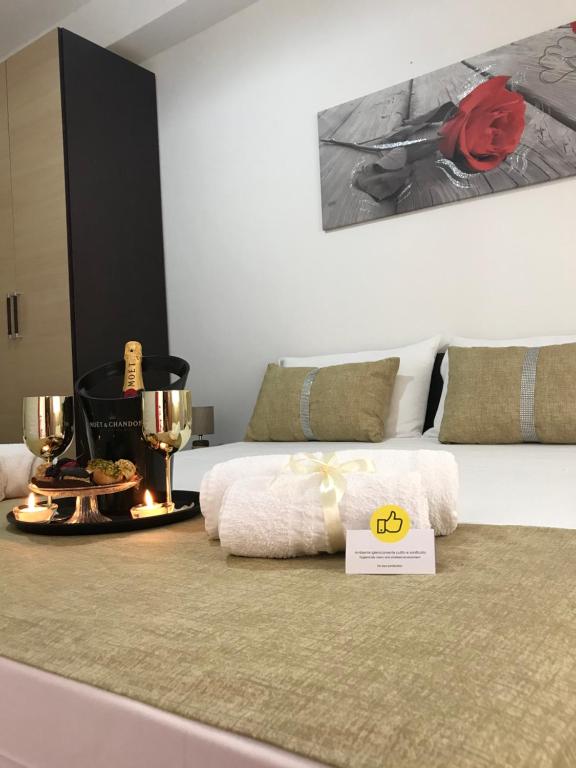 Habitación con cama y mesa con 2 velas en Appartamenti Michelino, en Parghelia