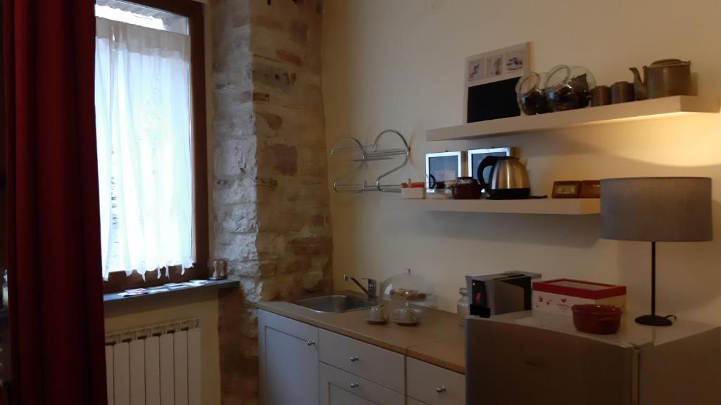 una cucina con lavandino e finestra di Civico 10 a Gubbio