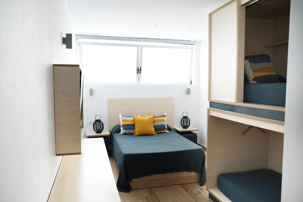Posteľ alebo postele v izbe v ubytovaní TAKE SURF Hostel Conil