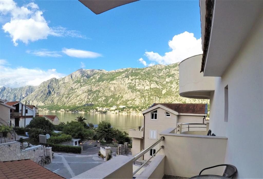 Nespecifikovaný výhled na hory nebo výhled na hory při pohledu z hotelu