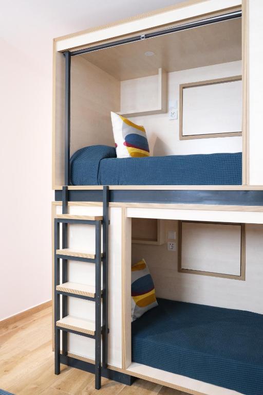 Poschodová posteľ alebo postele v izbe v ubytovaní TAKE SURF Hostel Conil