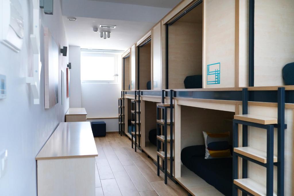 Poschodová posteľ alebo postele v izbe v ubytovaní TAKE SURF Hostel Conil