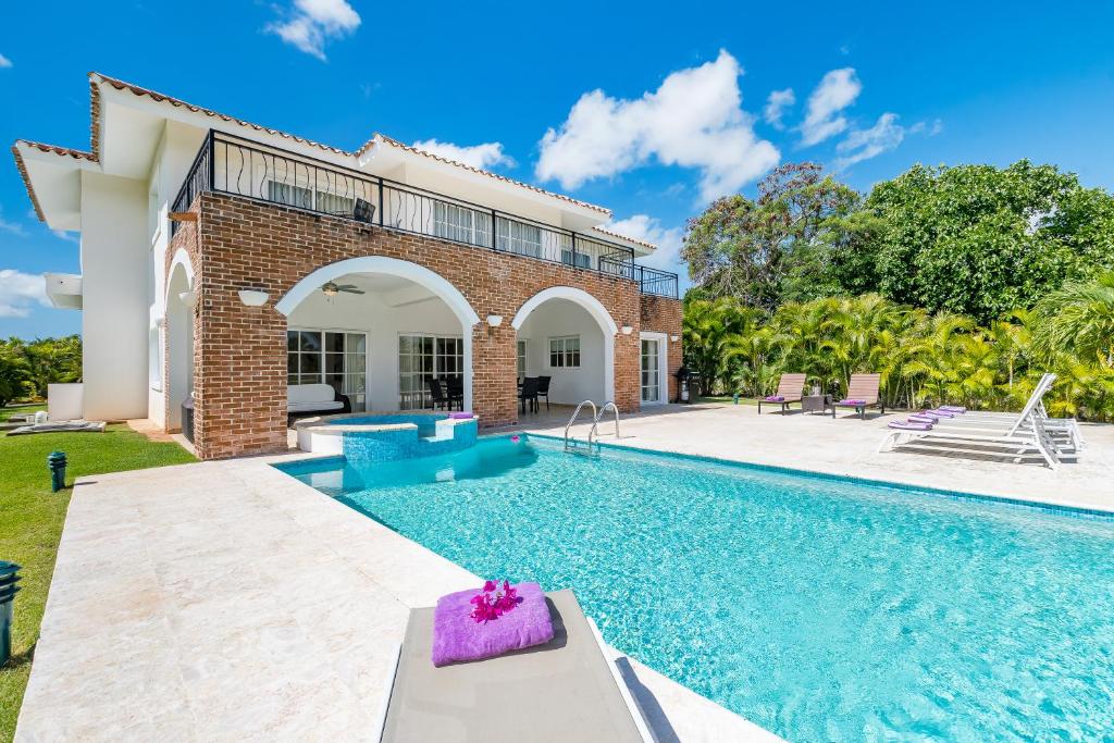 uma casa com piscina e uma casa em Luxury & Modern Villa with Pool at Cocotal Golf & Country Club em Punta Cana