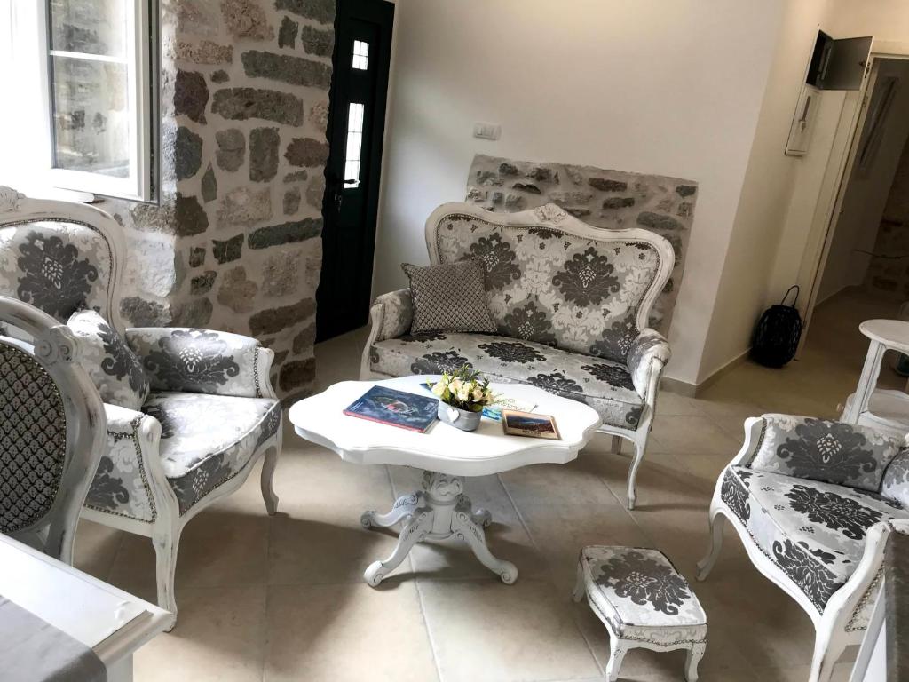een woonkamer met stoelen en een tafel en een bank bij New renovated Old Town Martiva Apartment in Kotor