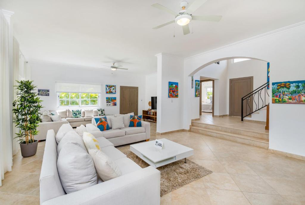 Luxury & Modern Villa with Pool at Cocotal Golf & Country Club - Villa Con Vista Al Jardín