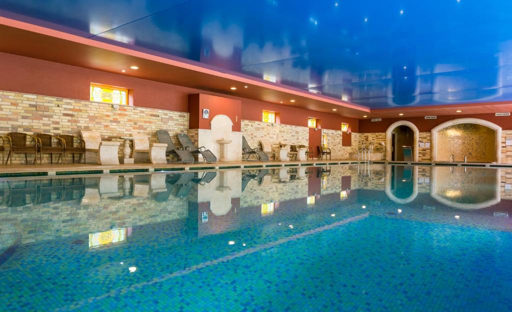 The swimming pool at or close to Hotel Gottwald