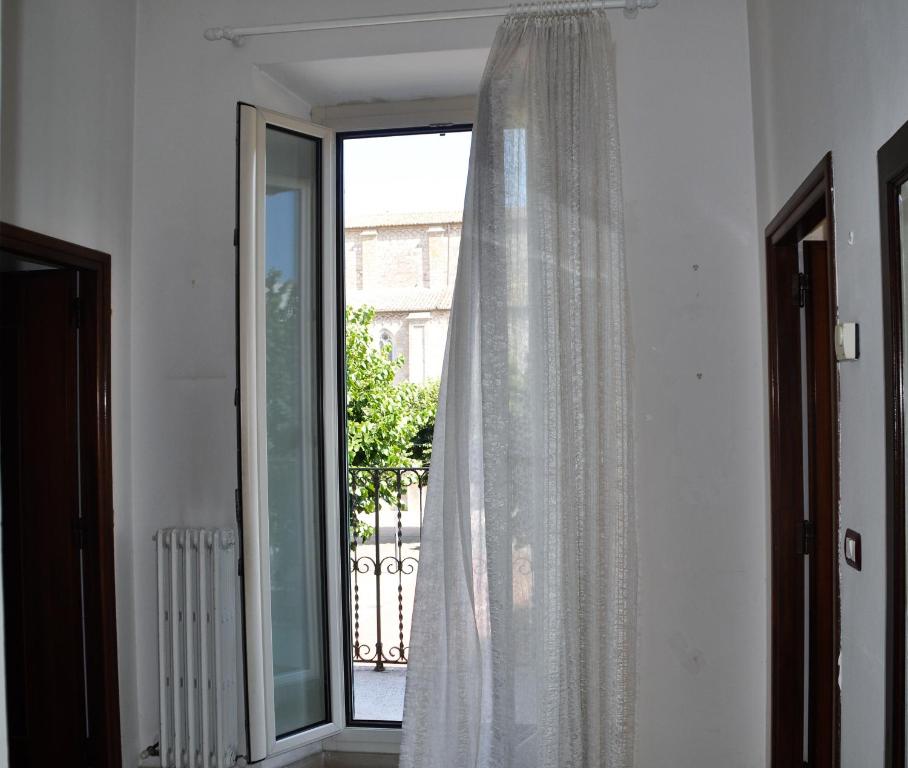 ein Fenster mit Vorhang in einem Zimmer in der Unterkunft La Casa di Pedaso in Pedaso