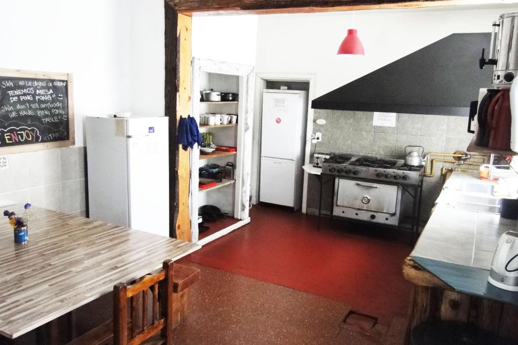 Kuchyň nebo kuchyňský kout v ubytování HOPA-Home Patagonia Hostel & Bar