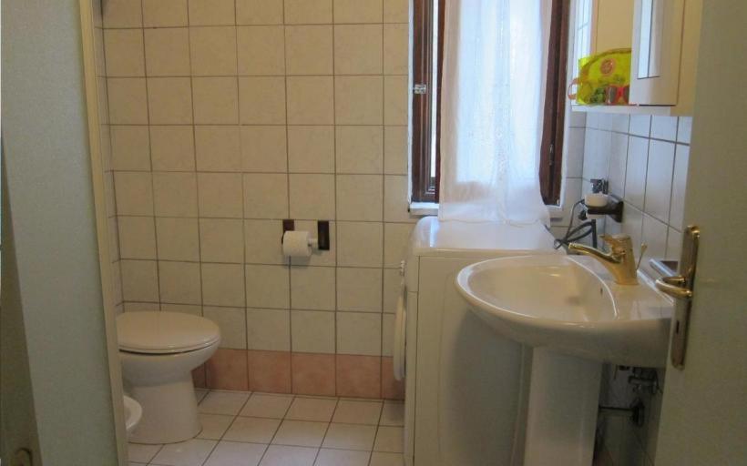 ein Bad mit einem WC und einem Waschbecken in der Unterkunft Le Castella in Le Castella