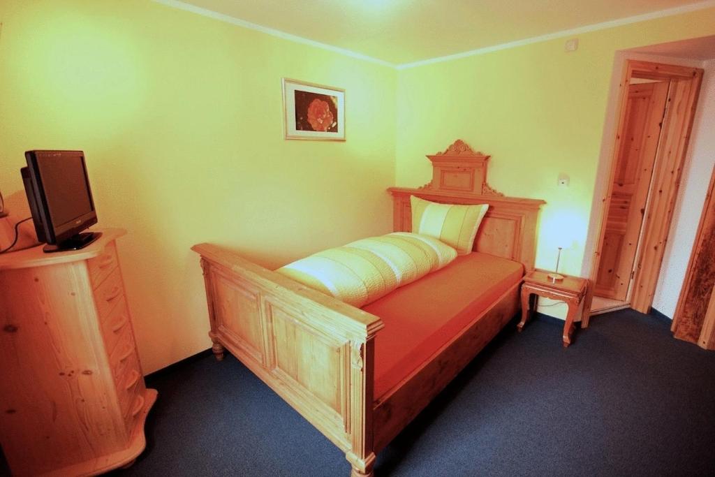 Postel nebo postele na pokoji v ubytování Gelber Löwe B&B Nichtraucherhotel
