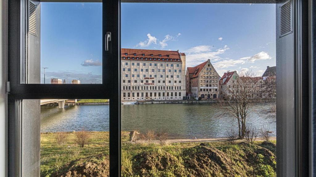 okno z widokiem na rzekę i budynki w obiekcie Leopold Winter Residence - BillBerry Apartments w Gdańsku