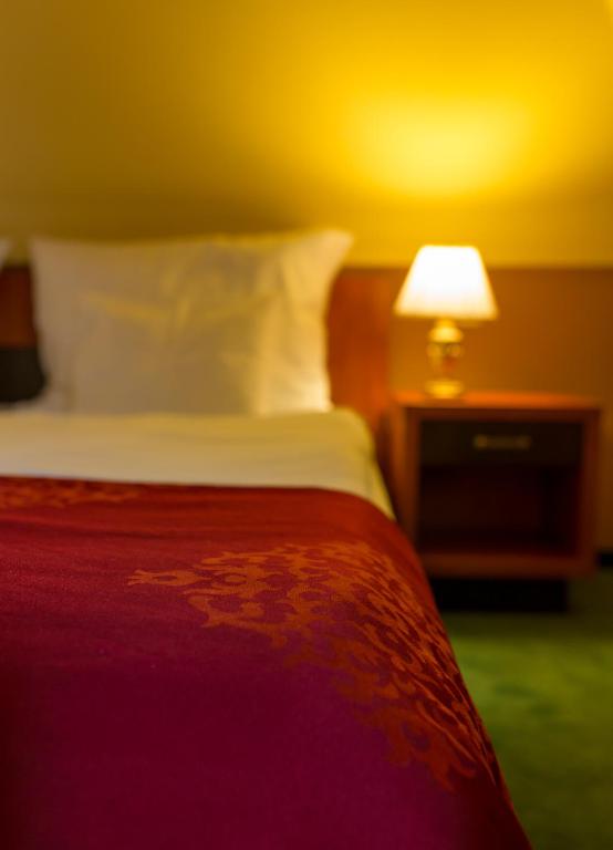 A bed or beds in a room at Hotel Gottwald