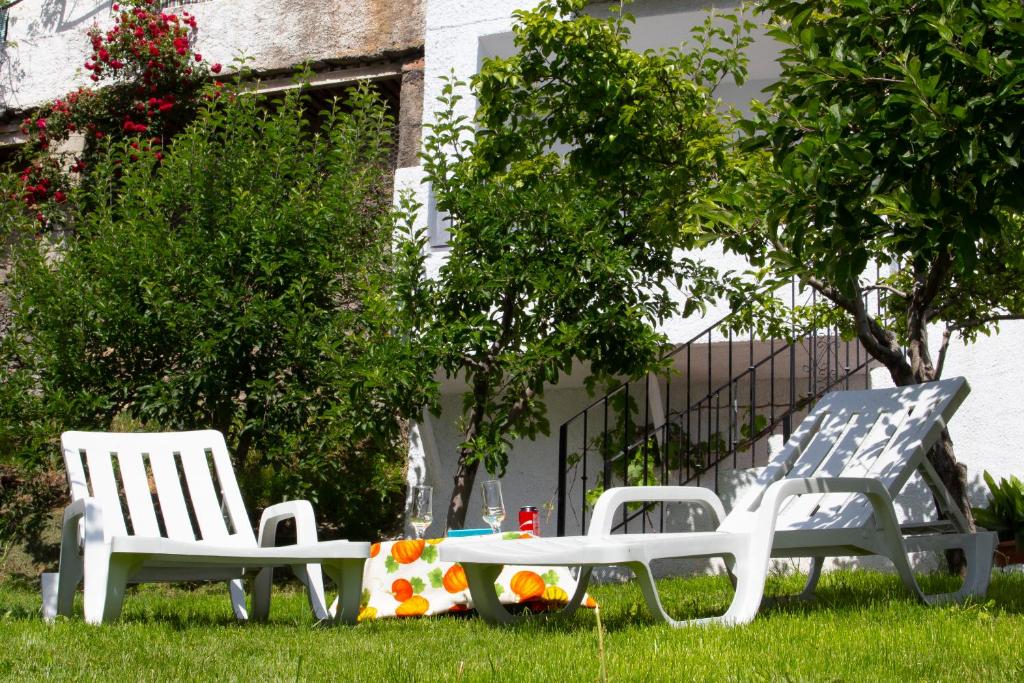 Vonkajšia záhrada v ubytovaní Puerta Bubión Apartamentos