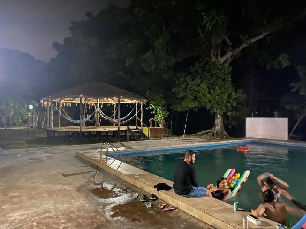 Bazén v ubytování Anaconda Amazon Island nebo v jeho okolí