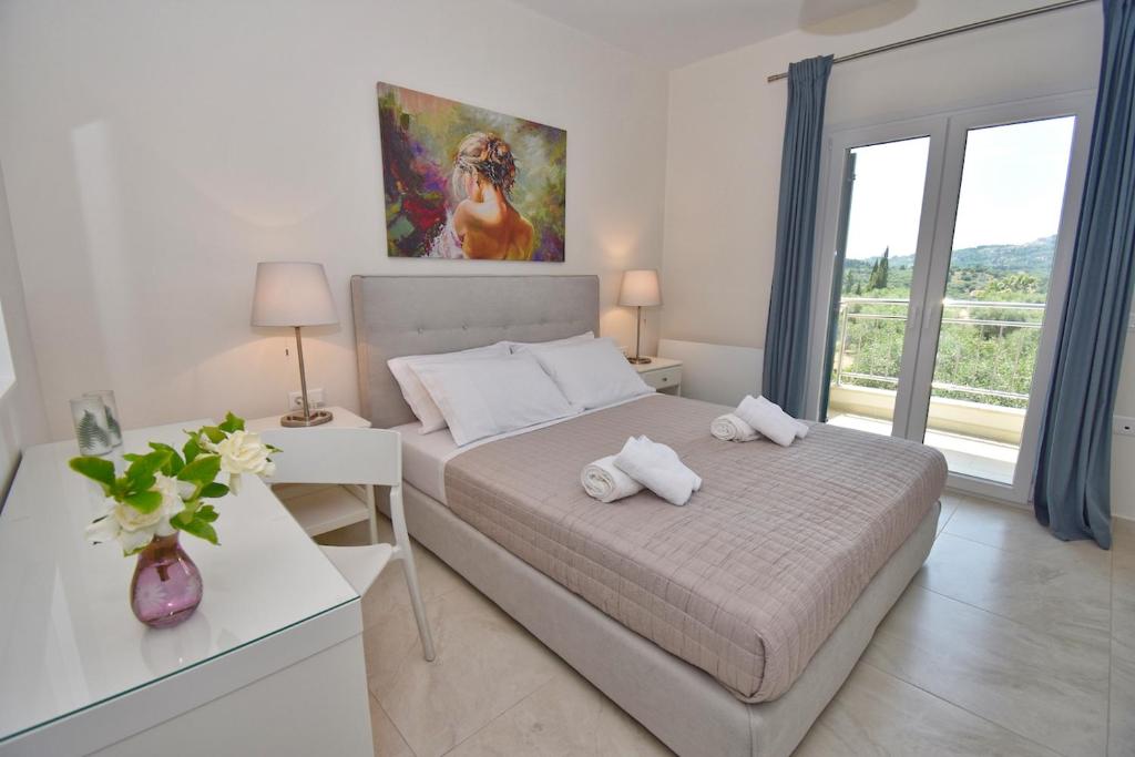A bed or beds in a room at Villa Caesar