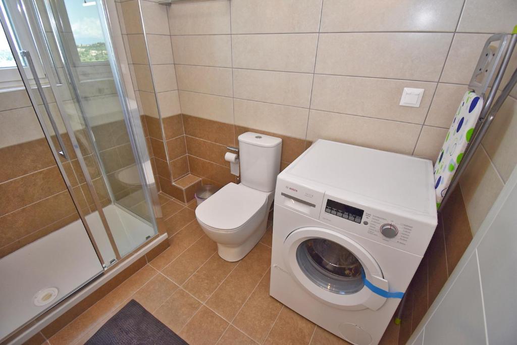A bathroom at Villa Caesar