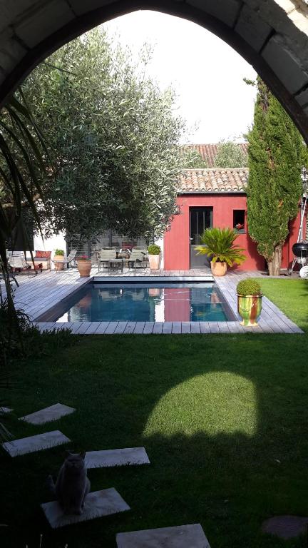 une cour avec une piscine dans la cour dans l'établissement Les Jardins de Clerjotte, à Saint-Martin-de-Ré