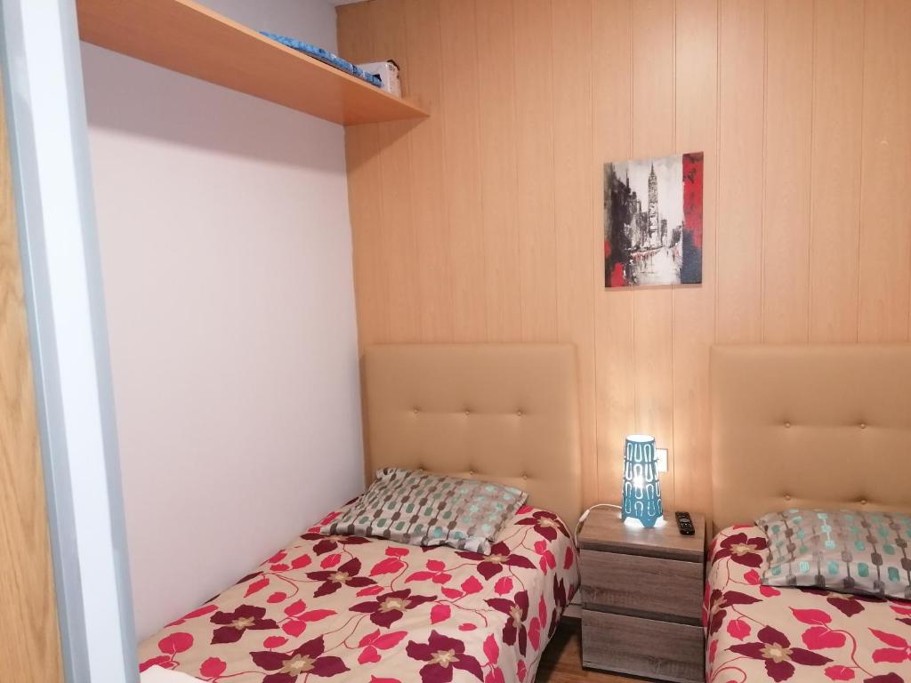 sypialnia z 2 łóżkami w pokoju w obiekcie House Romantic R/C Right w Porto