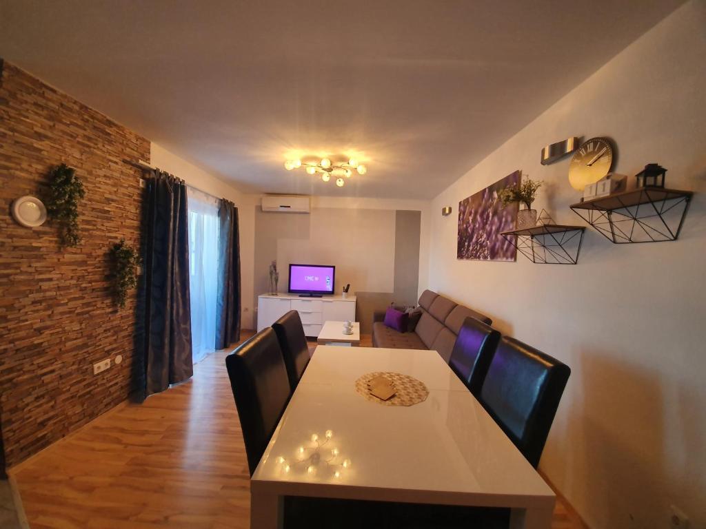 TV a/nebo společenská místnost v ubytování Sunset Apartment in Pakoštane
