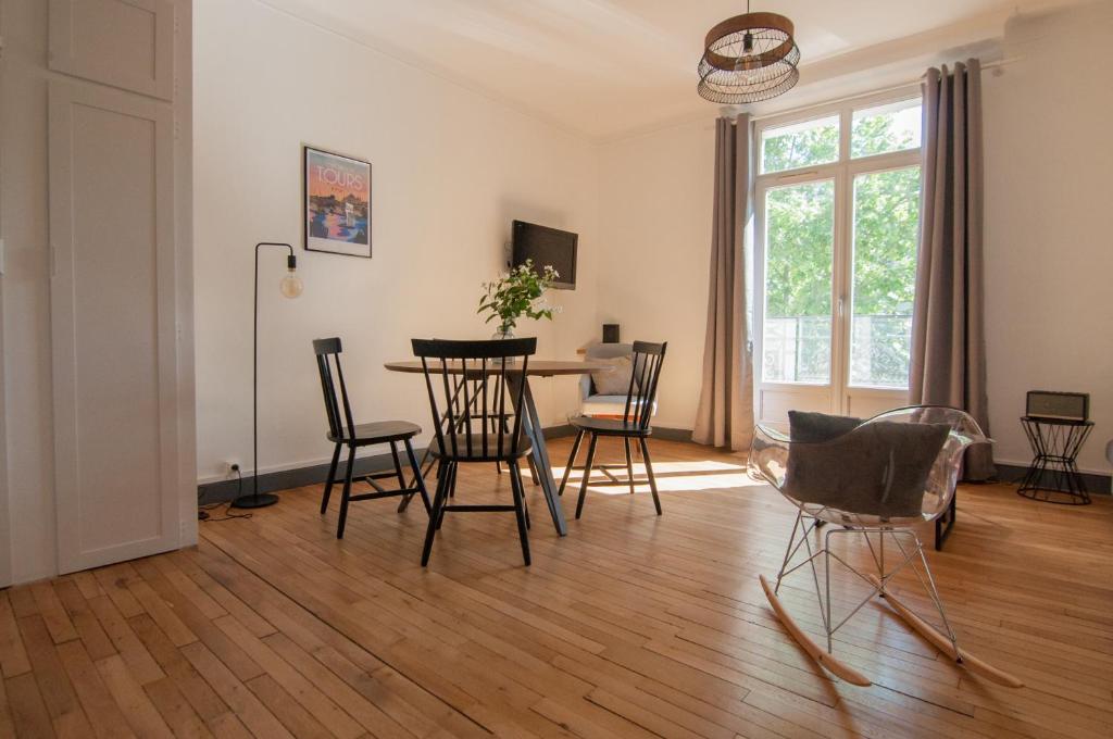 un salon avec une table et des chaises dans l'établissement Bel appartement Tours Centre 2 chambres, 6 pers 
